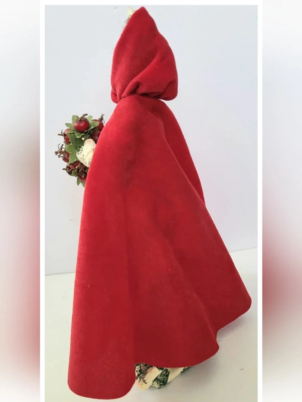 2002 BYERS CHOICE WILLIAMSBURG CHRISTMAS COLLECTION WOMAN W/RED CAPE AND APPLES